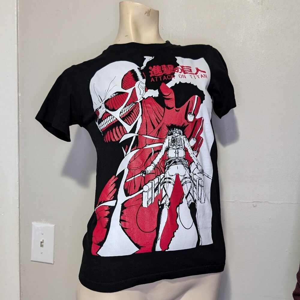 Attack on Titan Tshirt S EUC
